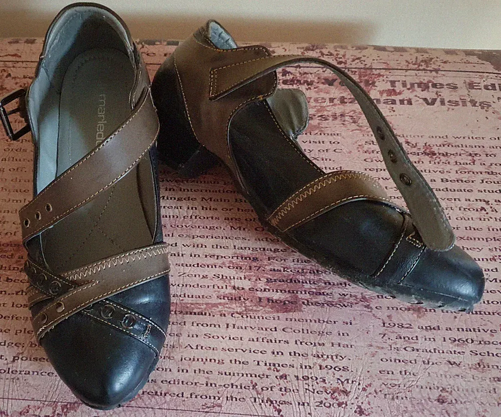 1 Paar Damen / Mädchen Schuhe/Laufschuhe, Größe 39, schwarz, kleiner Absatz