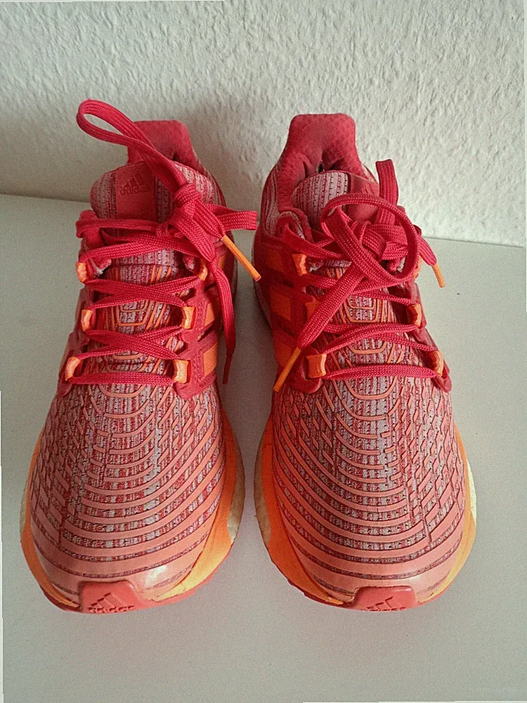 Adidas Damen Energy Boost Laufschuhe in der Farbgebung Hi-Res Orange. Gr. S 40