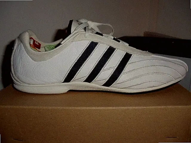 Adidas Damen SNEACKER Freizeitschuh Laufschuh Gr. 6,5 /25,5 cm/