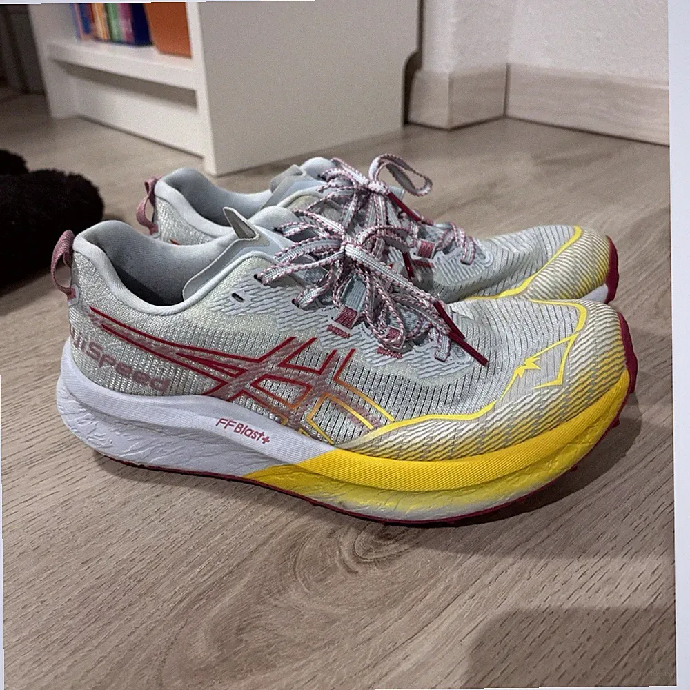 ASICS 37.5 FujiSpeed Damen Laufschuhe Mesh hellgrau gelb rot Trailsohle