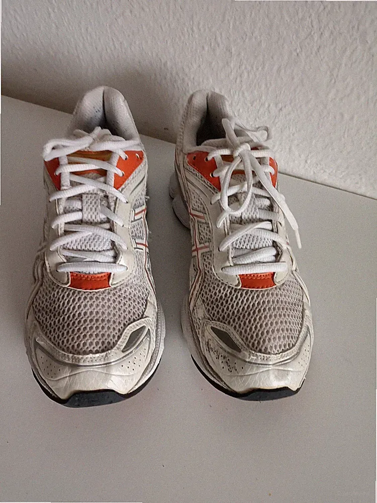 ASICS Gel-Status 2 Laufschuhe In Weiß mit Orangefarbenen Akzenten Gr. 39,5 Top