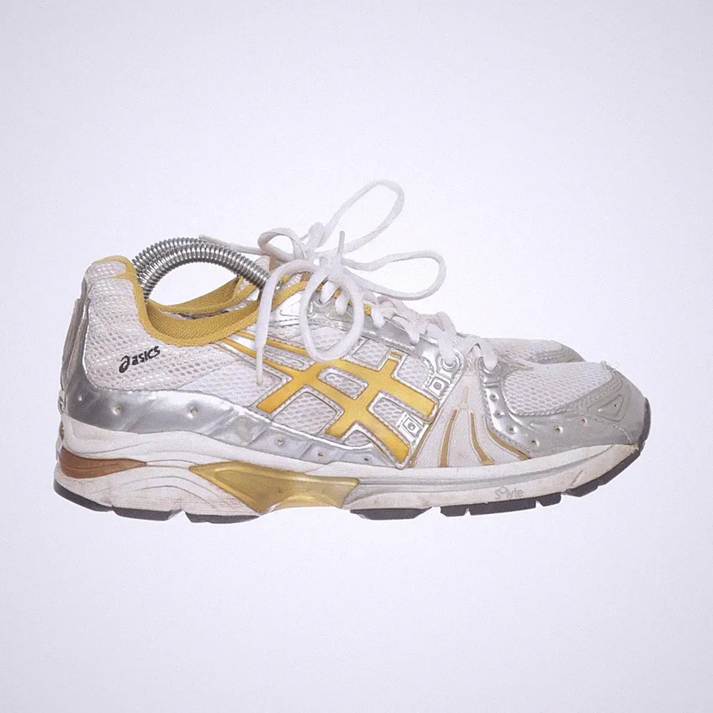 Asics, Laufschuhe, Größe: 39 1/2, Lederimitat, Weiß/Silber/Gelb, Damen #mWy