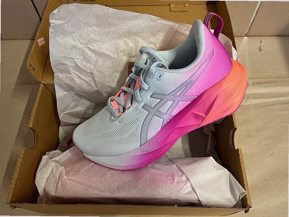 Asics Novablast 5 Damenschuhe Laufschuhe Sky Digital Sakura Gr. 38 (US 7)
