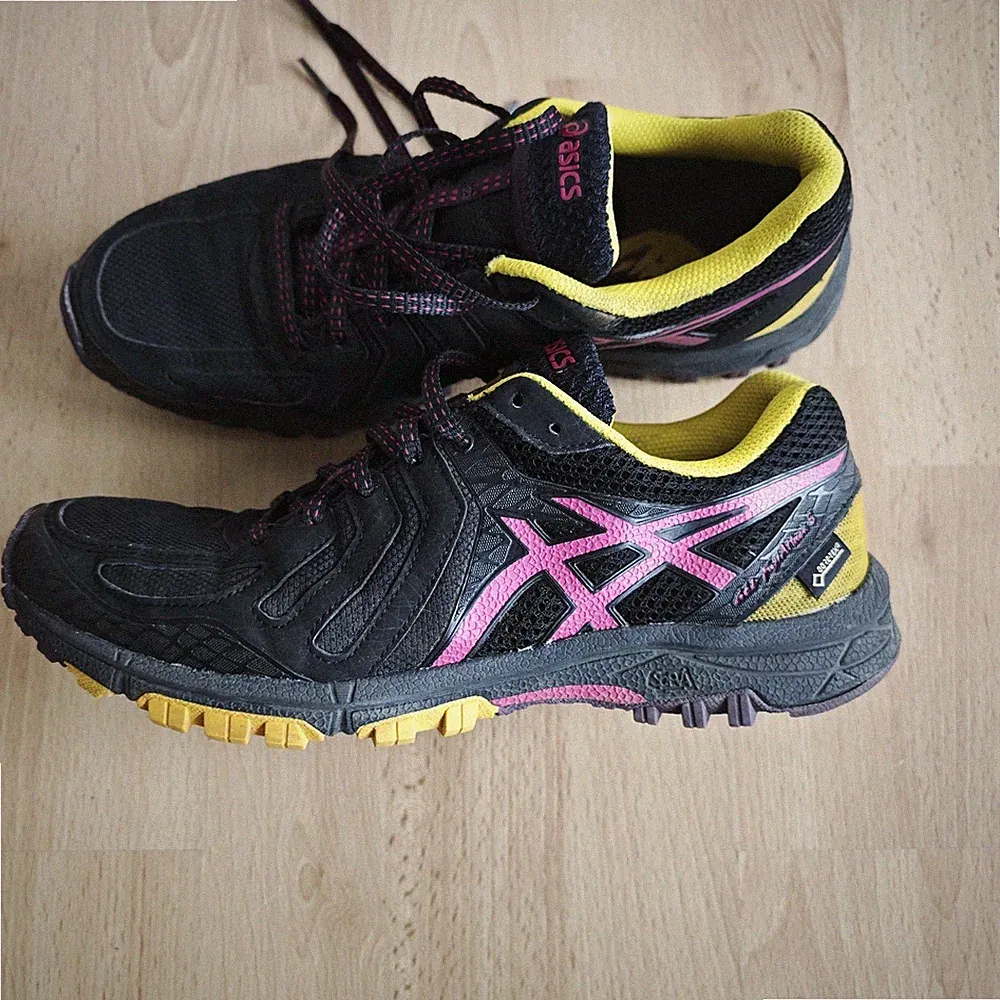 Asics Schuhe Damen Outdoor Running GEL-FujiAttack 5 Gore-tex Schuhe UK 9/EU 40,5