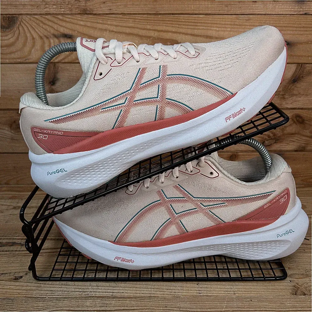 Asics Turnschuhe Damen Gr. UK 7,5 Gel Kayano 30 apricot Straßenlauf gepolsterte Schuhe