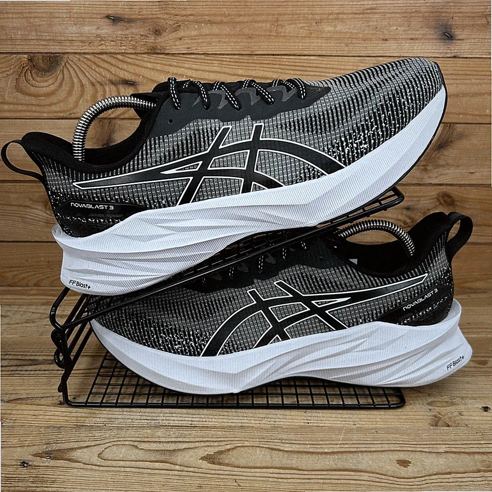 Asics Turnschuhe Damengröße UK 10 NovaBlast 3 schwarz grau Straßenlauf Fitnessschuhe