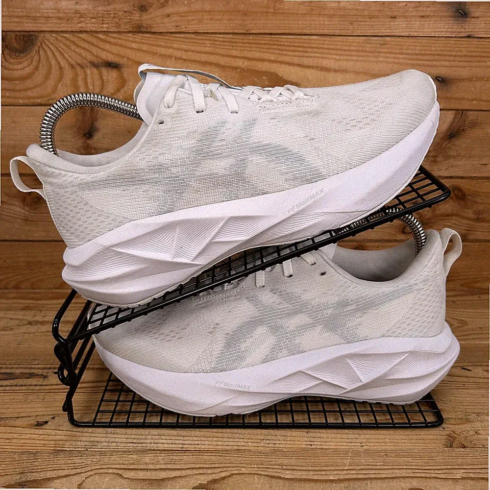 Asics Turnschuhe Damengröße UK 6 NovaBlast 5 dreifach weiß Straßenlauf Fitnessschuhe