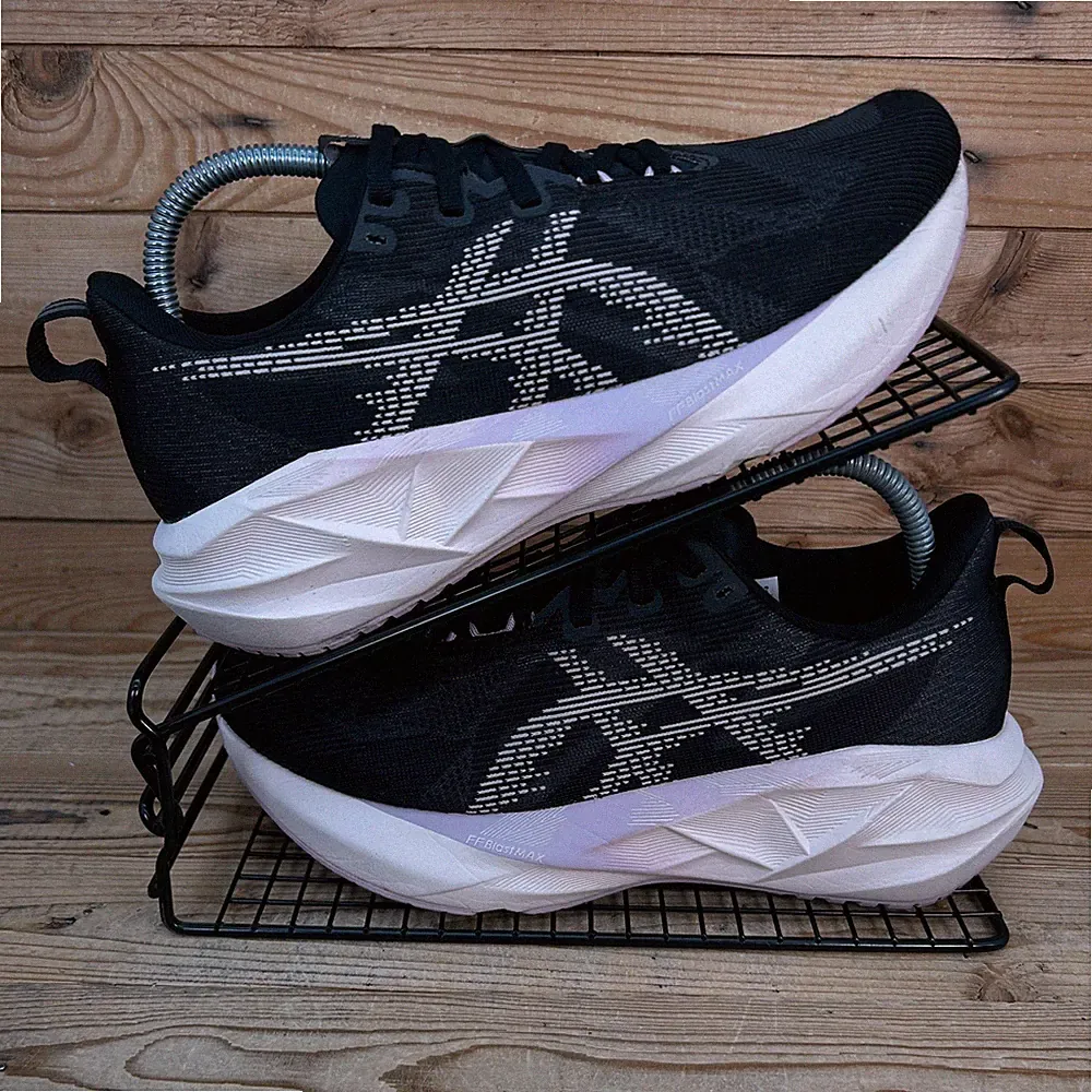 Asics Turnschuhe Damengröße UK 6 Novablast 5 schwarz lila Straßenlauf Fitnessschuhe
