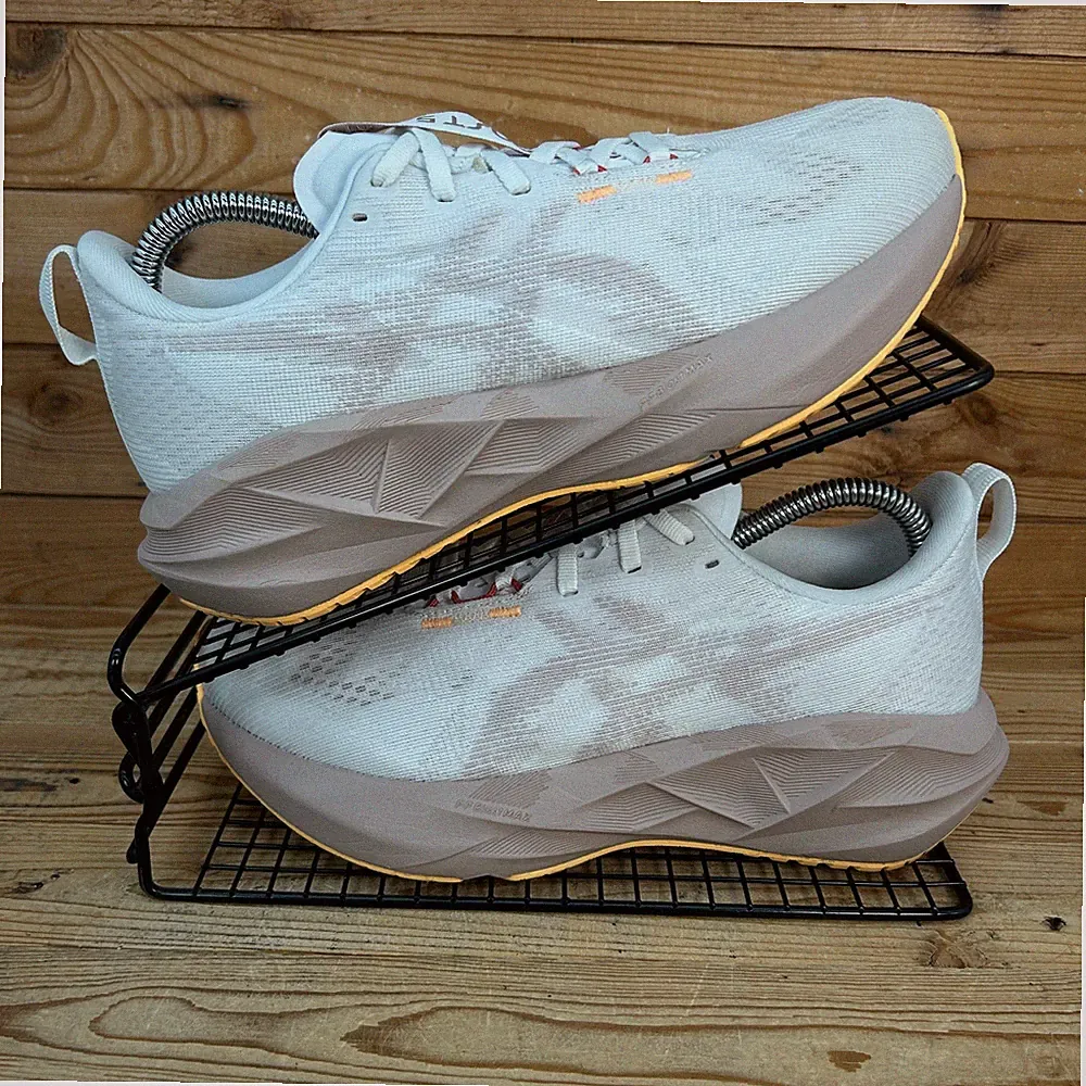 Asics Turnschuhe Damengröße UK 6 NovaBlast weiß rehbraun Straßenlauf gepolsterte Schuhe