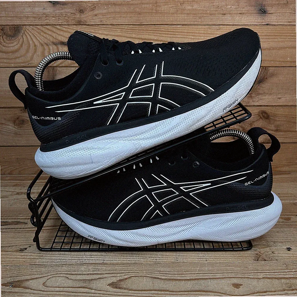 Asics Turnschuhe Damengröße UK 8,5 Gel-Nimbus 25 schwarz weiß Straßenlaufschuhe