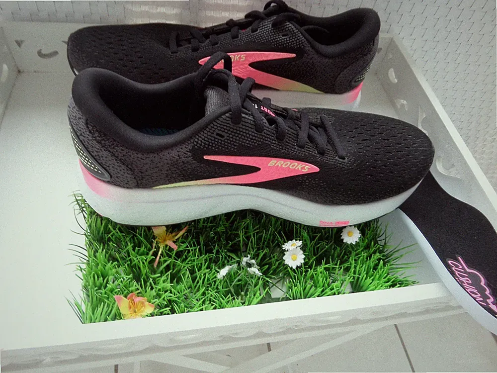 *** Brooks Ghost 16 Damen Black/ Pink / Yellow Gr. 43 ***