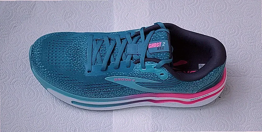 Brooks Ghost Max 2 Damen Laufschuh in petrol mit pinken Streifen an der Sohle