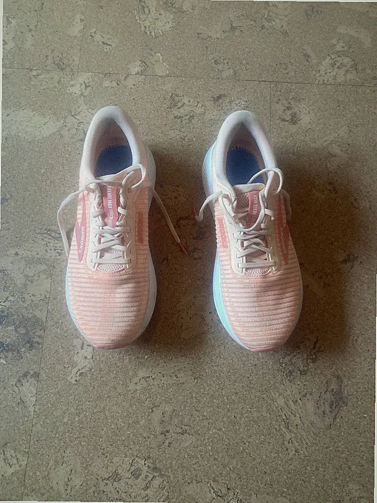 Brooks Laufschuhe, gr.44, apricot, so gut wie neu, nur einmal getragen!