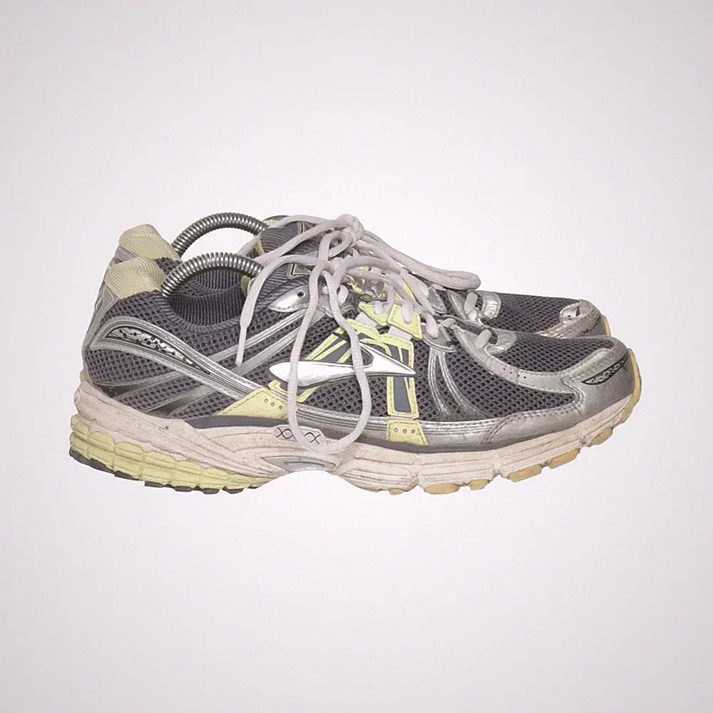 Brooks, Laufschuhe, Größe: 44, Grau/Gelb/Silber, Damen #0iW
