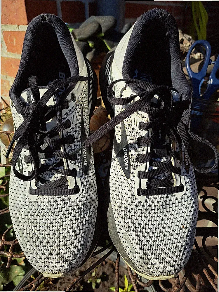 Brooks Laufschuhe, Sportschule Größe 40, Schwarz / Weiß