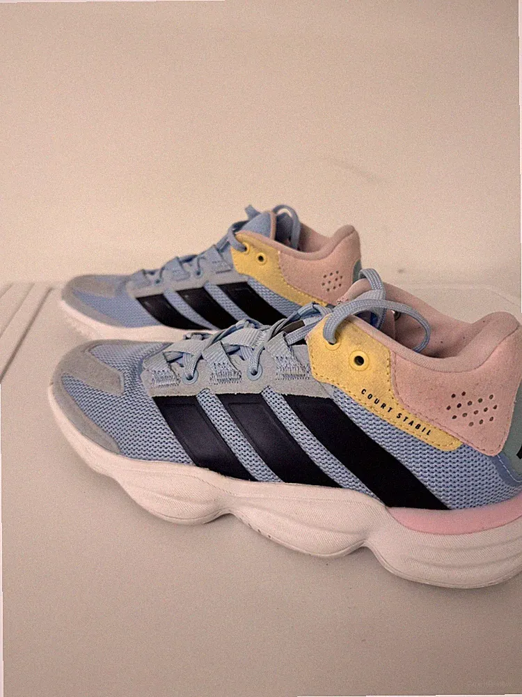 Damen Adidas Court Stabil 37 1/3, Hallenschuhe, hellblau-rosa.Wenig getragen.