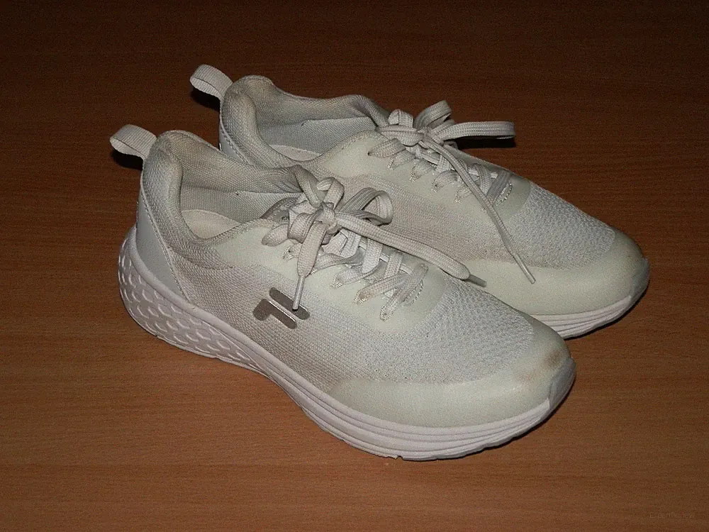 Damen Schuhe FILA weiß Größe 39 UK5 USA7 Hallenschuhe Sportschuhe Laufschuhe
