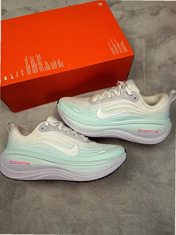Gr.38.5 - Nike Vomero Plus White Light Blue Damen Laufschuhe IM6682-159