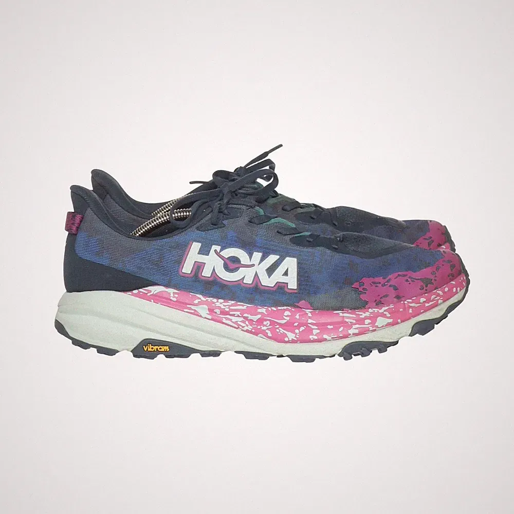 Hoka, Laufschuhe, Größe: 44 1/2, model: speedgoat 6, Blau/Pink/Weiß, Damen #nlP