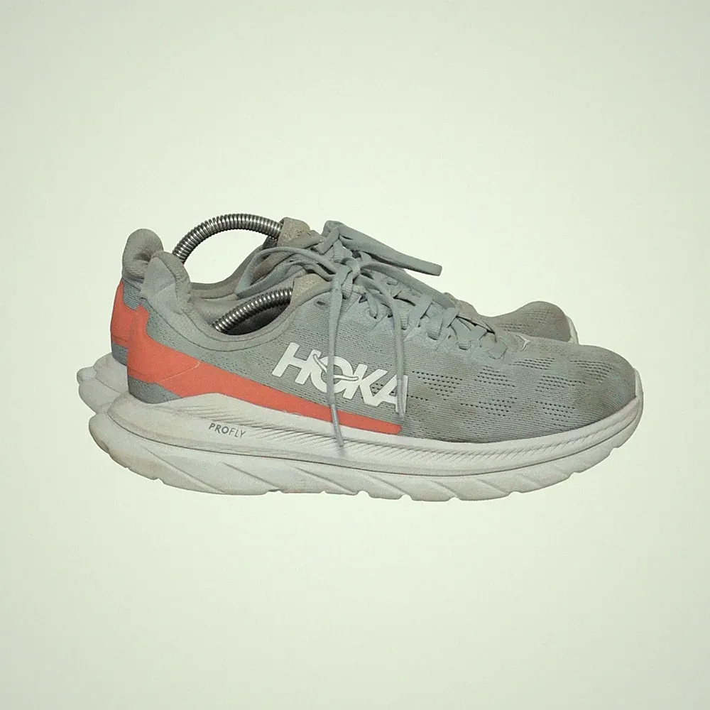 Hoka One One, Laufschuhe, Größe: 39 1/3, model: mach 4, Grau/Weiß/Rot #ddM
