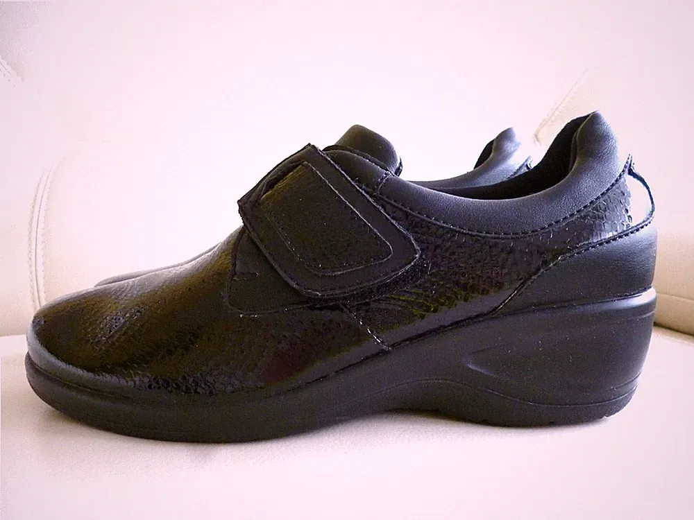 Jürgen Hirsch Komfort Klett-Slipper Schwarz Lack/Kroko-Optik Gr.38✅ NEU Einlagen