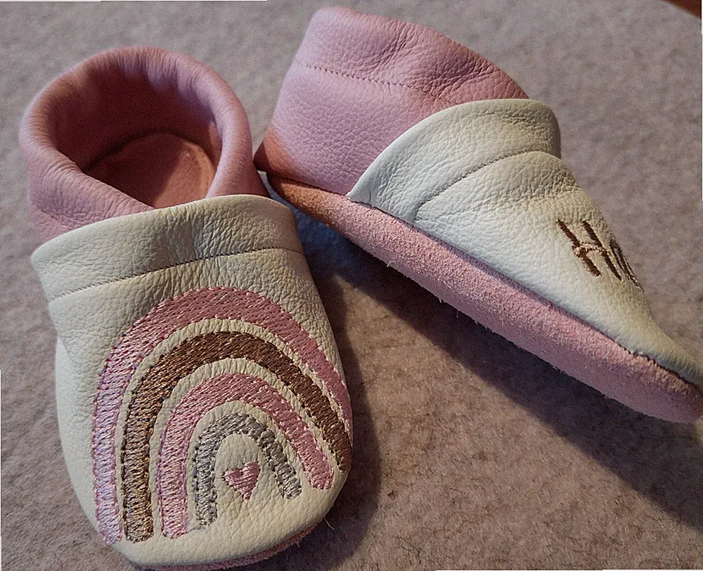 Krabbelschuhe, Lauflernschuhe, Leder Baby Regenbogen bestickt personalisiert