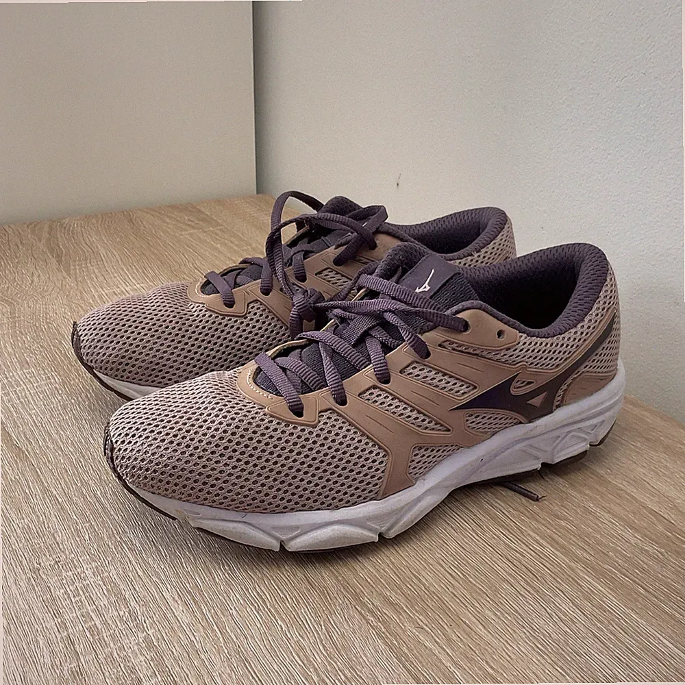 Mizuno Jet 4 Damen-Laufschuhe beige/lila gepolstert UK 6