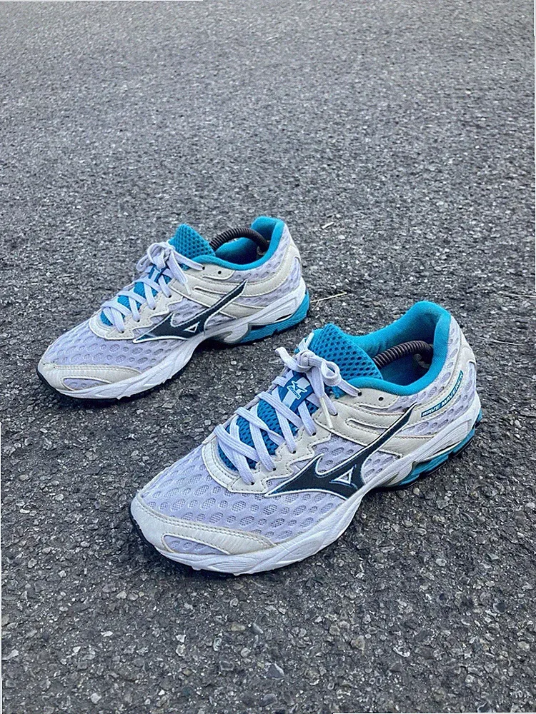 mizuno wave 38 Laufschuhe Donna Bianco -blau Retrostyle Maverick Mom-shoes