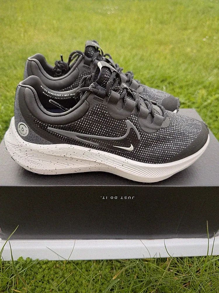 NEU Nike WMNS Zoom Winflo 8 Shield Gr. 36,5 Running Schuhe Laufschuhe DC3730-001
