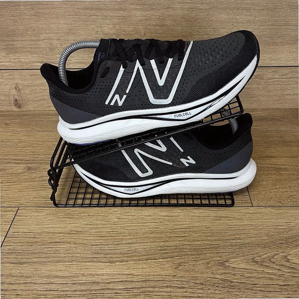New Balance Damenschuhe Größe UK 8 FuelCell Rebel schwarz V3 Laufschuhe