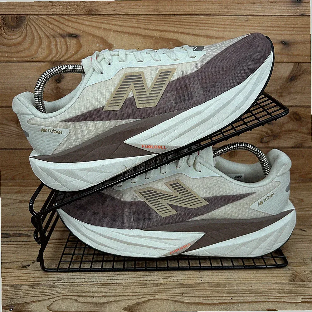 New Balance Turnschuhe Damen Größe UK 7 FuelCell Rebel v5 Angora Laufschuhe Neu mit Karton