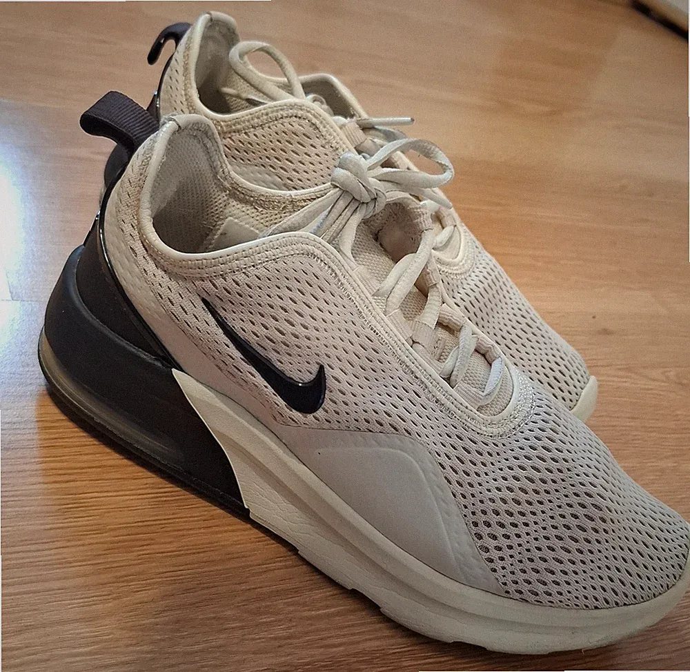 Nike Air Max Motion 2 Damen 38 Sneaker Laufschuhe A00352-200 beige weiß schwarz