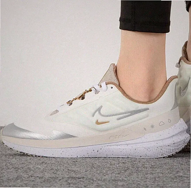 Nike Air Winflo 9 Shield Damen Sneaker Wanderschuhe Gr. UK 5,5_6_7_7,5