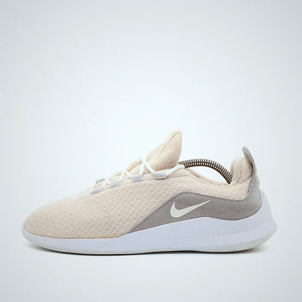 Nike Damen AA2185-800 Laufschuhe Beige Grau Weiß Textil Sportswear Sneaker EU 40