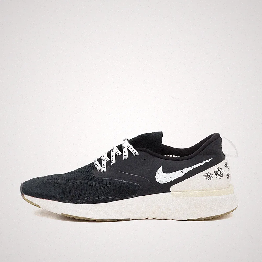 Nike Damen Epic React Flyknit Laufschuh Schwarz Weiß Edition Sneaker EU 44.5