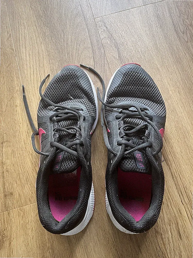 Nike Damen Laufschuhe Gr. 42 Schwarz Pink, Gebraucht, Sehr Guter Zustand