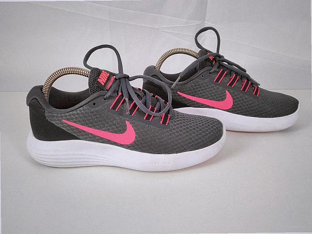 Nike Damen Laufschuhe Sneaker Größe 37,5. Sportschuhe. Sehr Guter Zustand