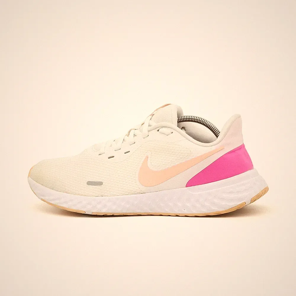 Nike Damen Revolution 5 Laufschuh EU 40.5 Weiß/Rosa/Peach BQ3207-103