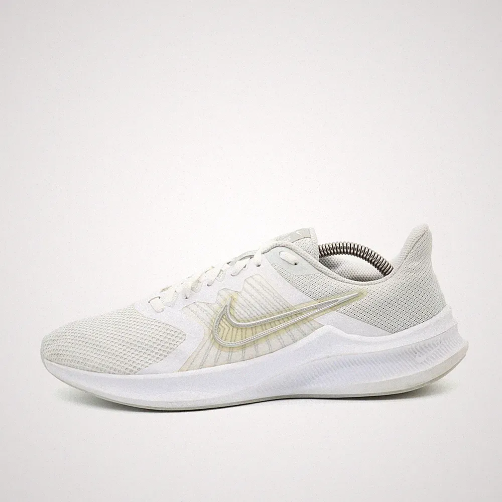 Nike Damen Revolution 5 Sneaker Weiß Leichtgewicht Laufschuhe EU 40.5