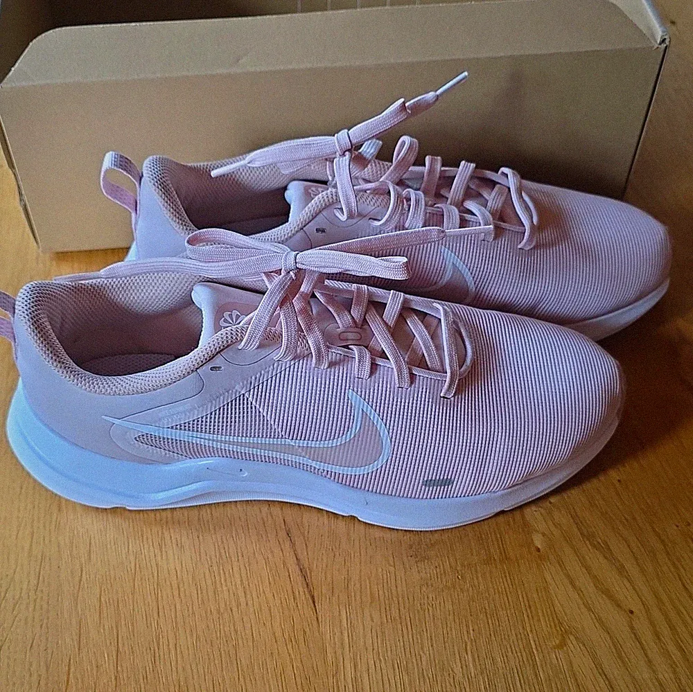 Nike Downshifter 12 Damen Laufschuhe Sneaker Rosa/Weiß Mesh EU 40,5 DD9294-600