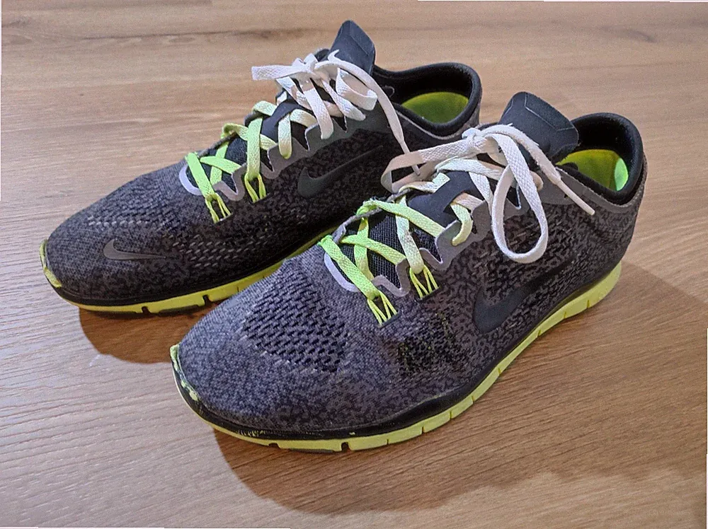 Nike Free TR FIT 4 Damen Schuhe Laufschuhe Gr. 42,5