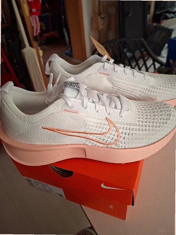 Nike Interact Run Damen Laufschuhe Weiß Apricot Phantom EU 40 Neu OVP FD2292-111