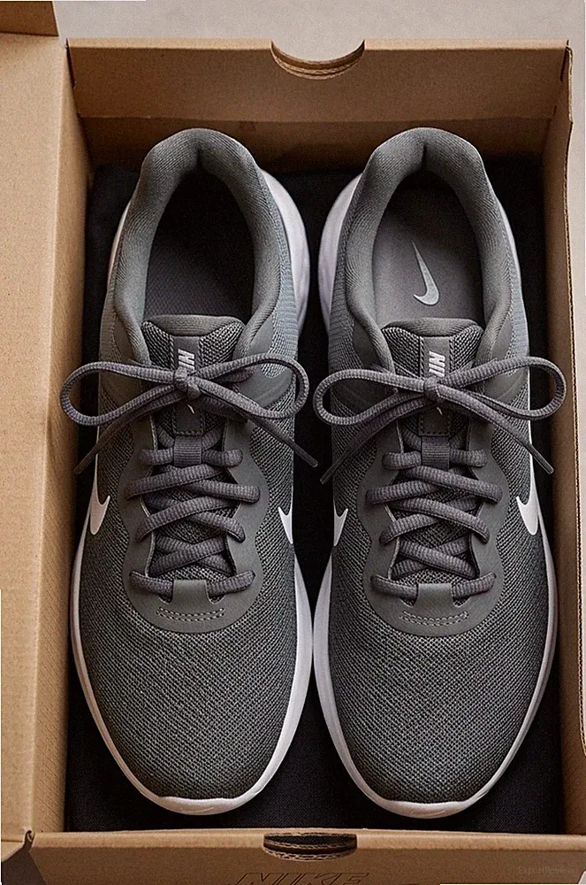 Nike Laufschuhe Damen oder Herren Größe 41 Grau Neu mit Karton mit Etikett