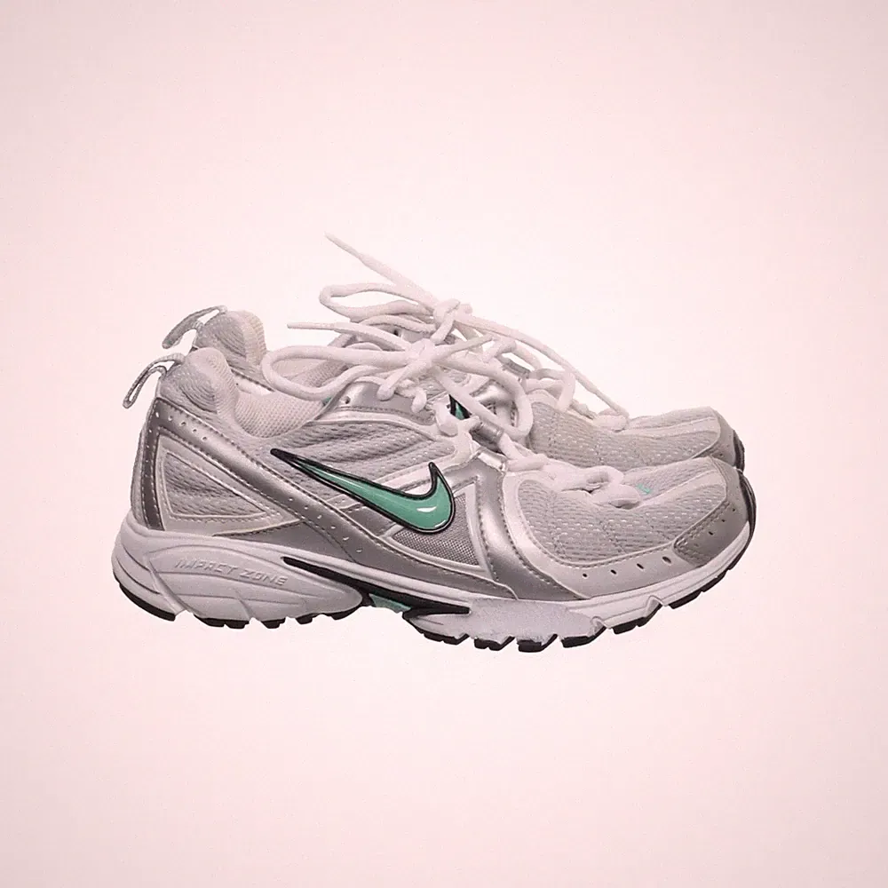 Nike, Laufschuhe, Größe: 37 1/2, Grau/Weiß, Damen #ilZ