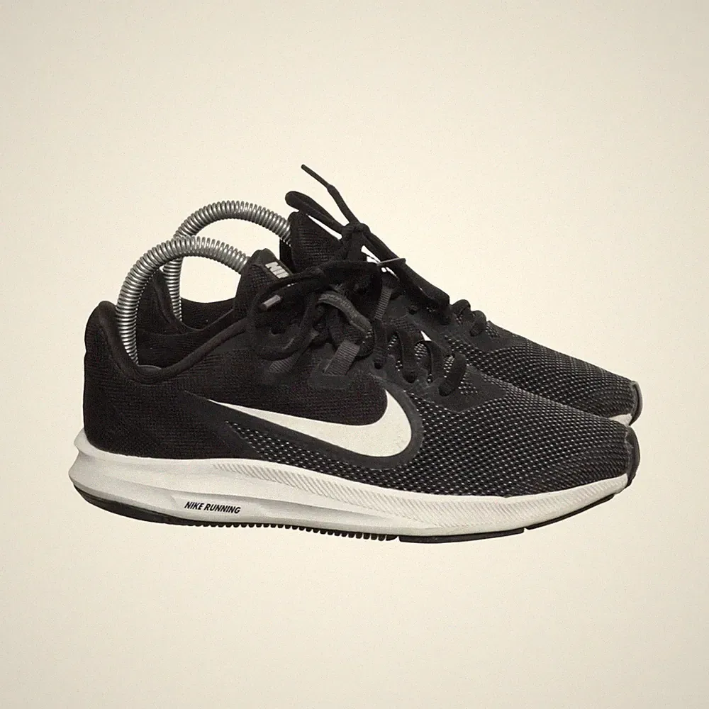Nike, Laufschuhe, Größe: 37 1/2, model: downshifter 9, Schwarz/Weiß, Damen #b0e