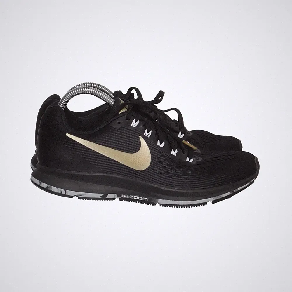 Nike, Laufschuhe, Größe: 38 1/2, ZOOM PEGASUS 34, Schwarz/Gold, Damen #4SE