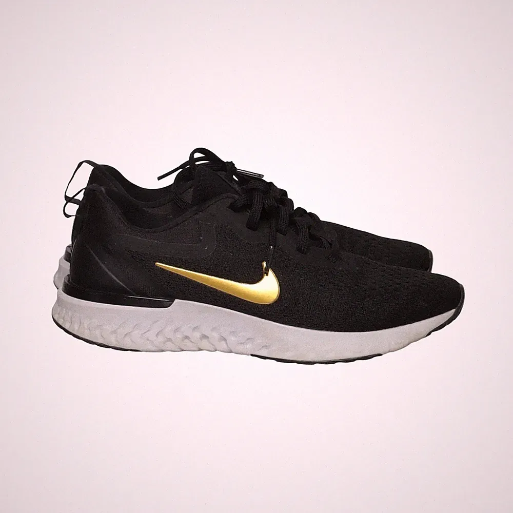 Nike, Laufschuhe, Größe: 40 1/2, model: react element 55, Schwarz/Weiß/Gold #Guh