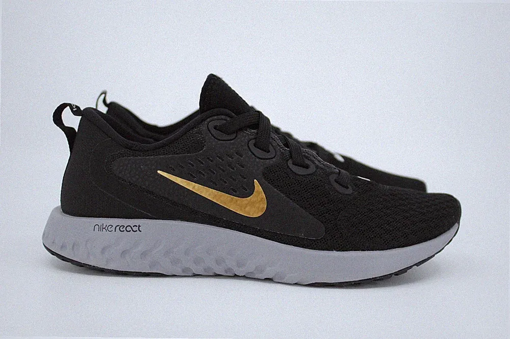 Nike Legend React Laufschuhe UK 2,5 Schwarz Metallic Gold AA1626-004