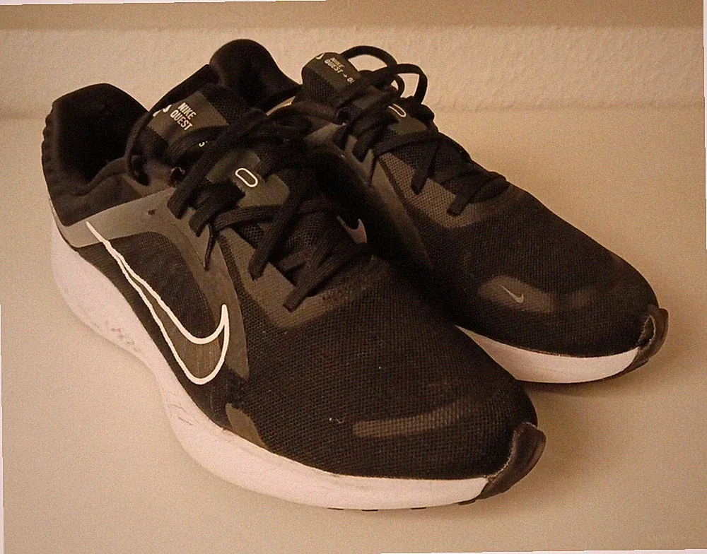 Nike Quest 5 Laufschuhe Gr. 42,5 schwarz/weiß