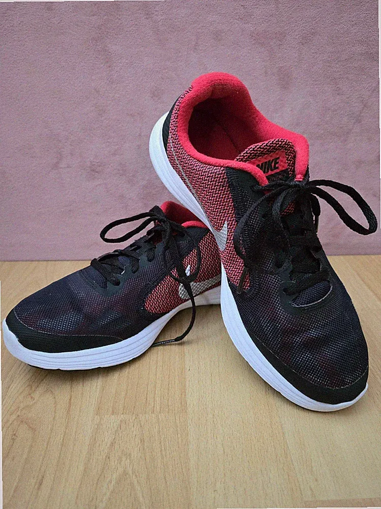 NIKE Revolution 3 Damen Sneaker Laufschuhe Sportschuhe Gr. 39 (24.5 cm))
